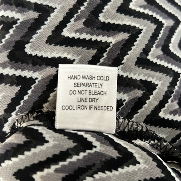 Pleione Vneck lightweight blouse, size large - Picture 5 of 5